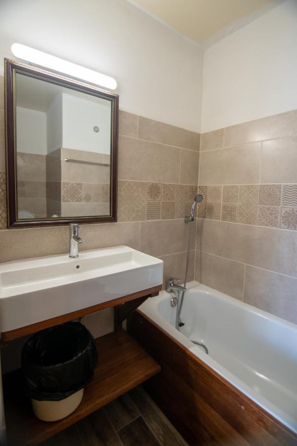 Appartements Et Chambres En Coeur De Ville Saint-Denis - Entree Autonome - Check In 14H30- Buitenkant foto