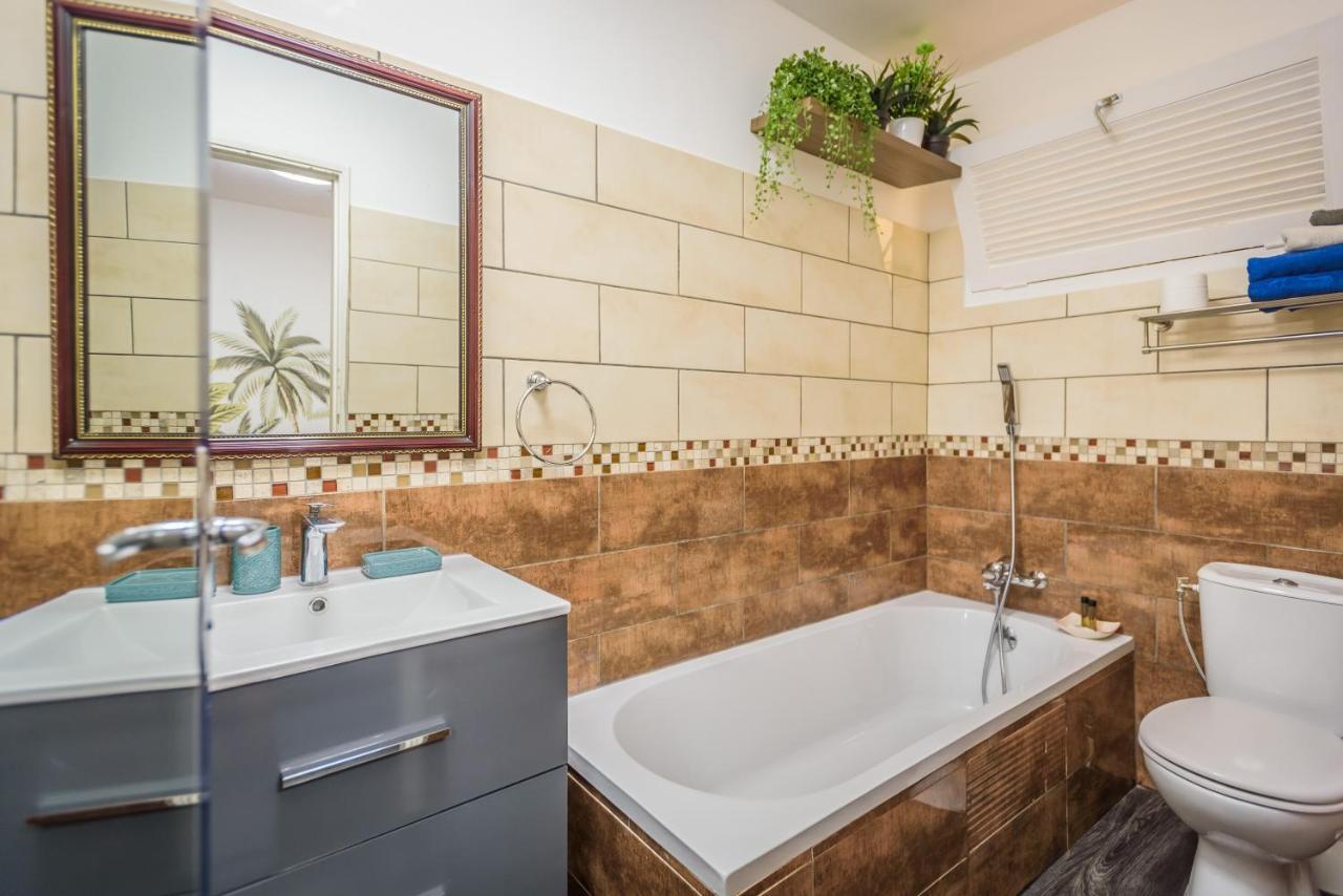 Appartements Et Chambres En Coeur De Ville Saint-Denis - Entree Autonome - Check In 14H30- Buitenkant foto